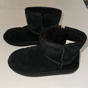 Short black Koolaburra by Ugg black size 3 girls fall winter stylish boots